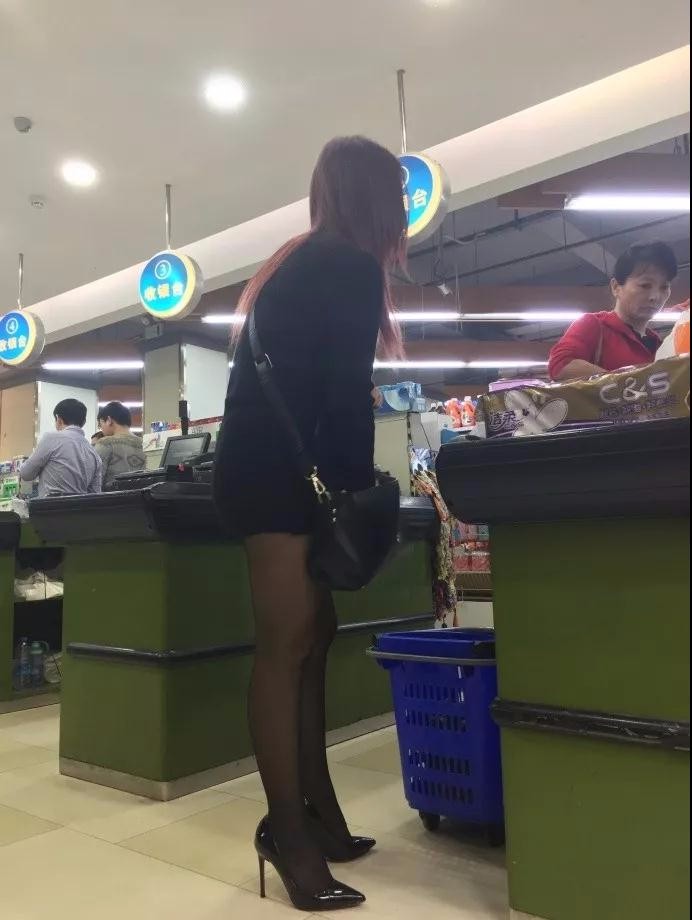 超市购物,穿黑色丝袜的黑色超短裙的时尚姐姐