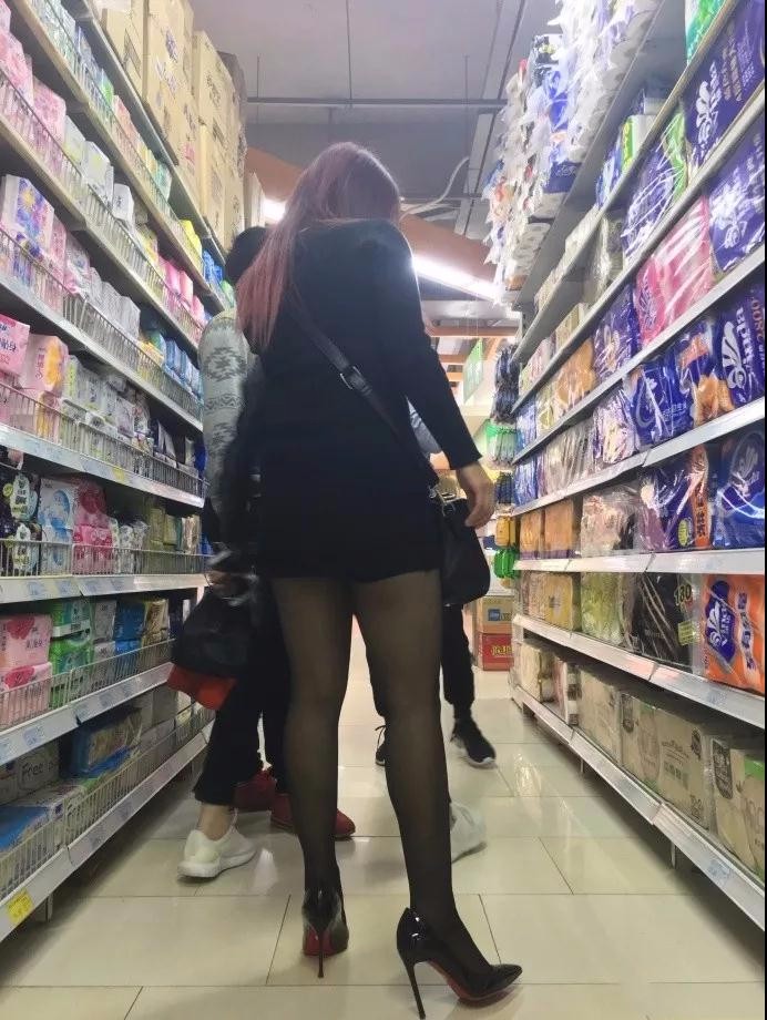 超市购物,穿黑色丝袜的黑色超短裙的时尚姐姐