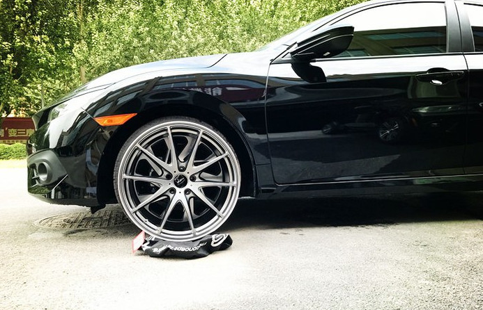 先改轮毂,漂洋过海等了两个月,开箱:rays g25 19寸 幻彩色这是原车的