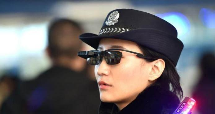 春运车站女警戴"墨镜"不仅很酷, 还是一款高科技眼镜!