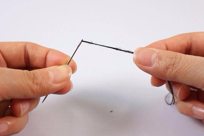 快速穿针引线的小窍门,学会这招,再小的针眼也能轻松穿过