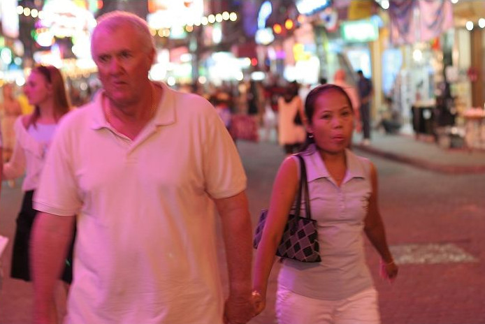 当地租妻行业发达,怪不得男性游客都选择独自前去