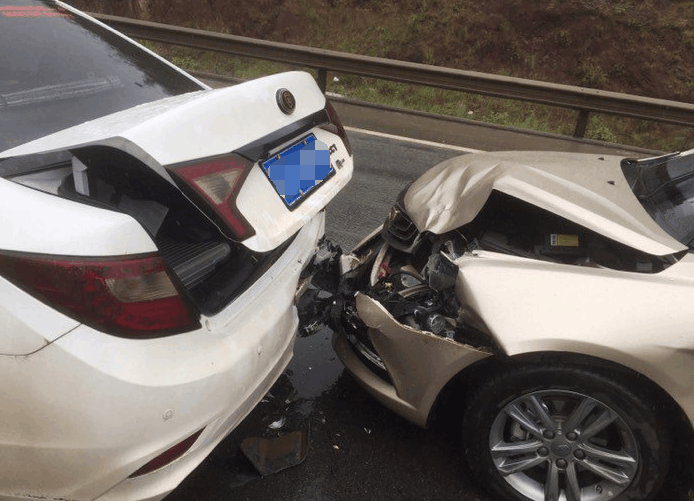 吉利帝豪高速追尾比亚迪g5车主同样都是国产差距太大