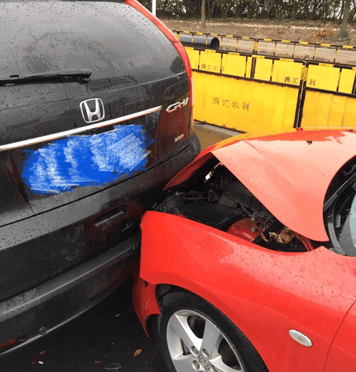 本田crv被马六追尾, 车主说: 同样都是脆皮, 这差距太大了