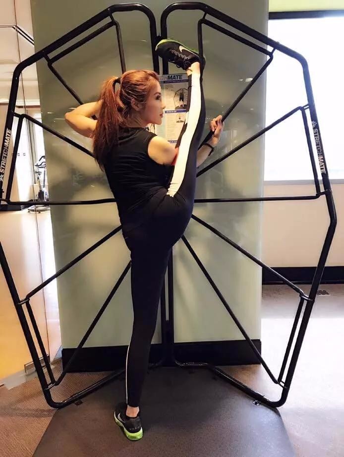 杨丽菁这姿势有种柔性的英气美