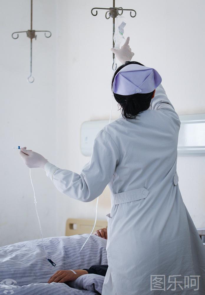 在记者的镜头中,她们口罩蒙面,留下更多是的背影;在与朋友聊天时,她们