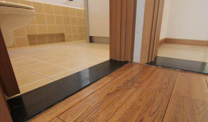 些朋友就会在卫生间门口做门槛石,这样装起来方便,也能起到很好的效果