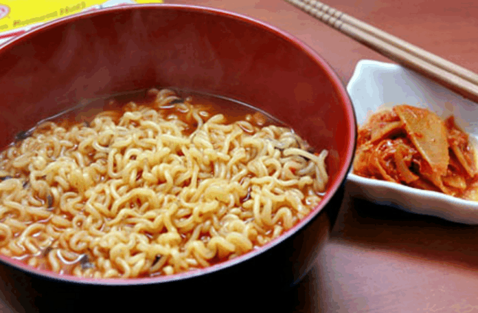 以前,泡面是火车上最抢手的食物,是热食,味道又好,食用起来也比较方便