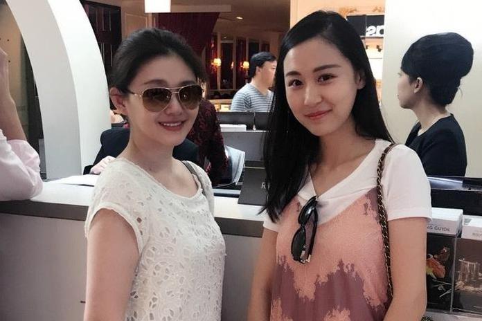 大s瘦身成功一张合影却暴露胳膊比路人都粗网友脸小占便宜