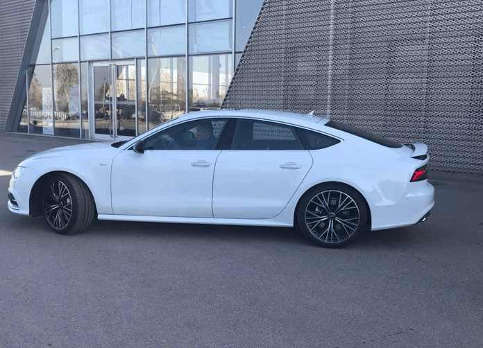 2018款白色奥迪a7配矩阵大灯比奔驰cls还帅