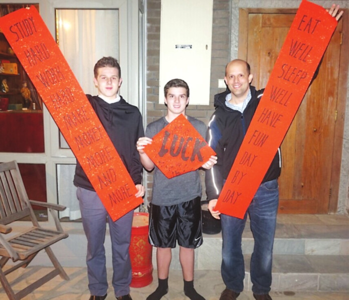 春节外国人都这样贴春联?看到上面的字,我一不小心笑出了声!