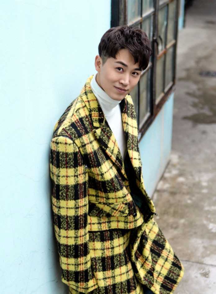 代超最新写真气质优雅 黄格大衣诠释摩登总裁范|代超