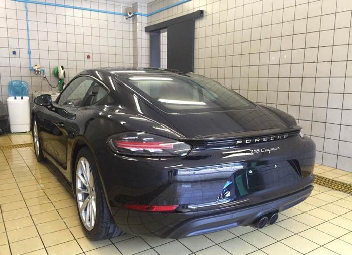 花86万落地保时捷718: 街上偶遇宝马i8, 车牌成为亮点