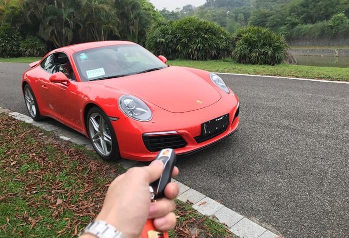 广东小伙花163万买辆保时捷911, 爱不释手疯狂自拍!
