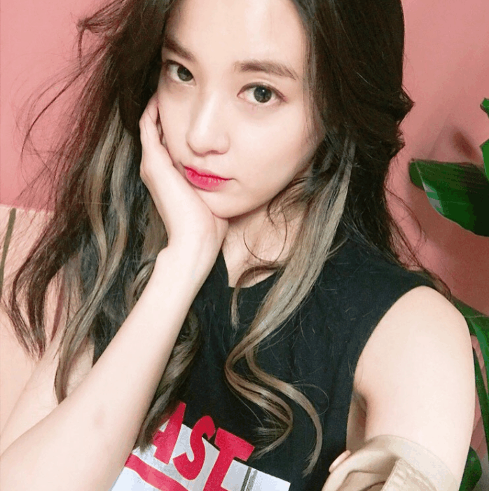 gd最新恋情曝光,秘密女友李周妍率性魅力穿搭,成功掳获男神心