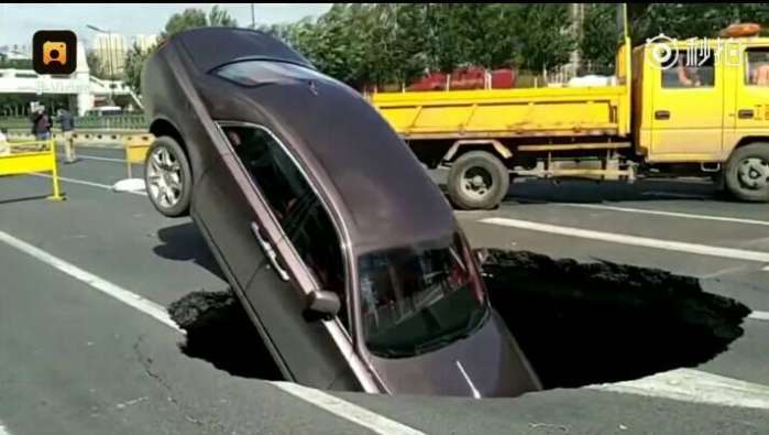 500万的劳斯莱斯幻影等红灯刚起步掉坑里了