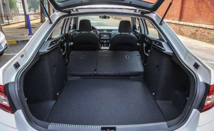 这款合资车比朗逸大一圈, 后排放倒能当双人床, 全景天窗8万起售