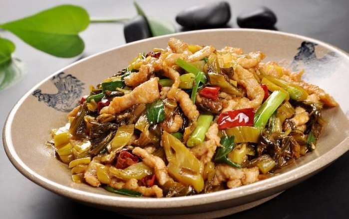 食材:酸菜 100克,猪里脊肉 100克,红椒 10克,胡椒粉 3克,姜 3克,白糖