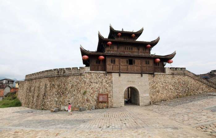 泰宁古城, 一道牌坊之隔, 宛若两个世界, 古今现代在这里交