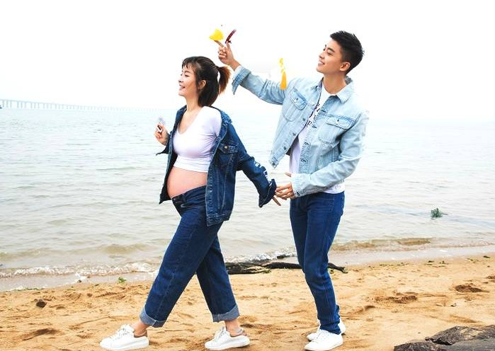 胎动如小鱼吐泡泡?李晟:没说会变成鲸鱼呀?网友:怀孕最真实的明星