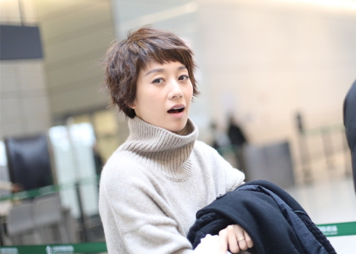 41岁马伊琍现身机场,2万块毛衣配大衣,贵气程度堪比罗子君