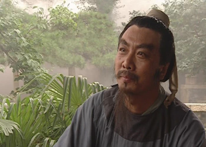 水浒传施恩不是小孩子为何幼稚的与张团练斗