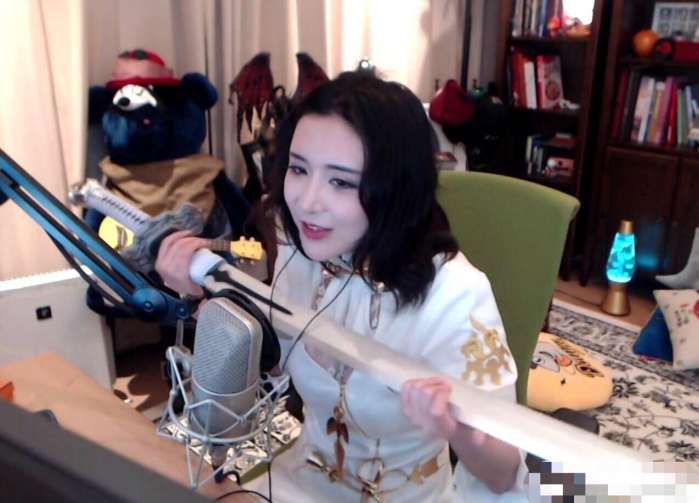 陈一发儿大胆cos开叉裤的游戏女人物送福利,网友表示动图看了5遍