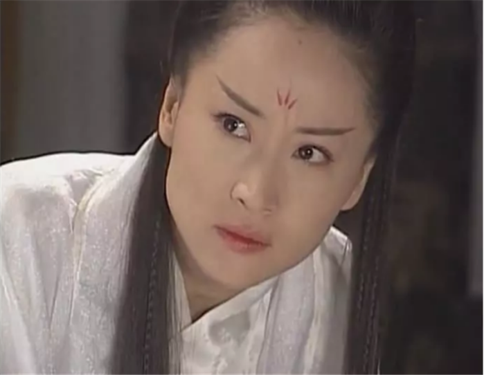 并成为一名专业的舞蹈演员,但让人惋惜的是在一次演出活动中,于莉不