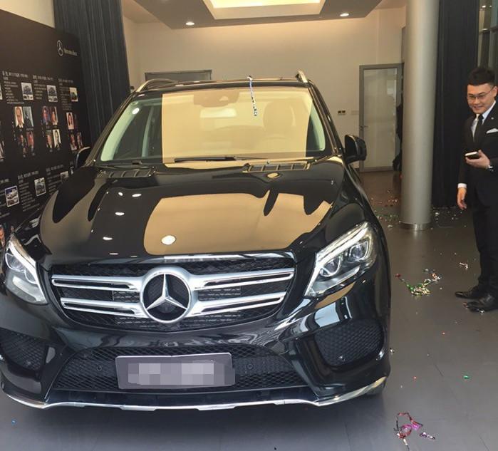 广州车友花80万入手奔驰gle300d直呼提车现场太紧张
