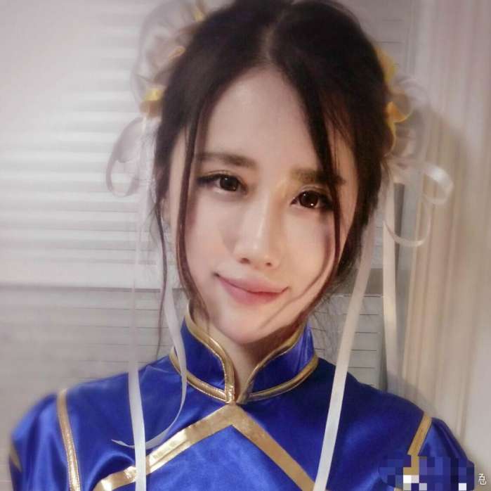 轩子巨2兔睡前晒素颜自拍福利,她的双手露馅了