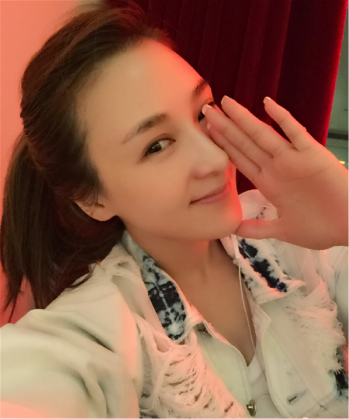 乐珈彤全家照:丈夫多金贴心,每天早起给她泡咖啡,2个儿子帅气