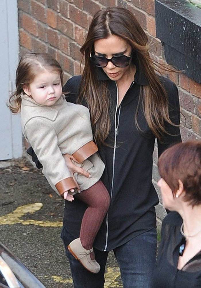 小七爱臭美的特点随贝嫂,小七偷穿高跟鞋让贝嫂直想笑!