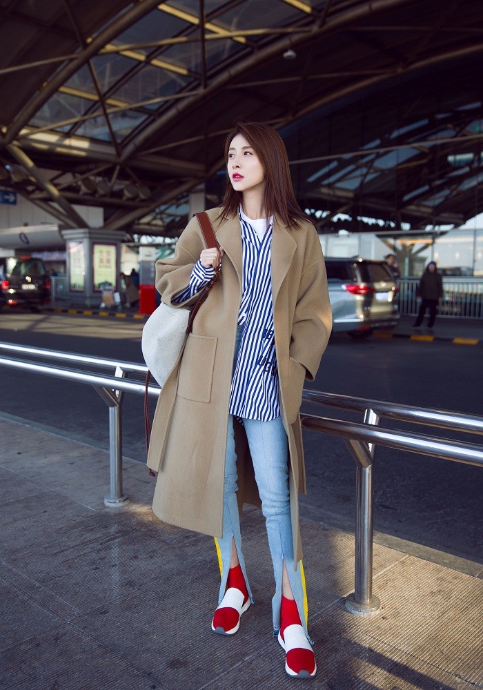 贾青受邀纽约时装周 现身机场清新帅气