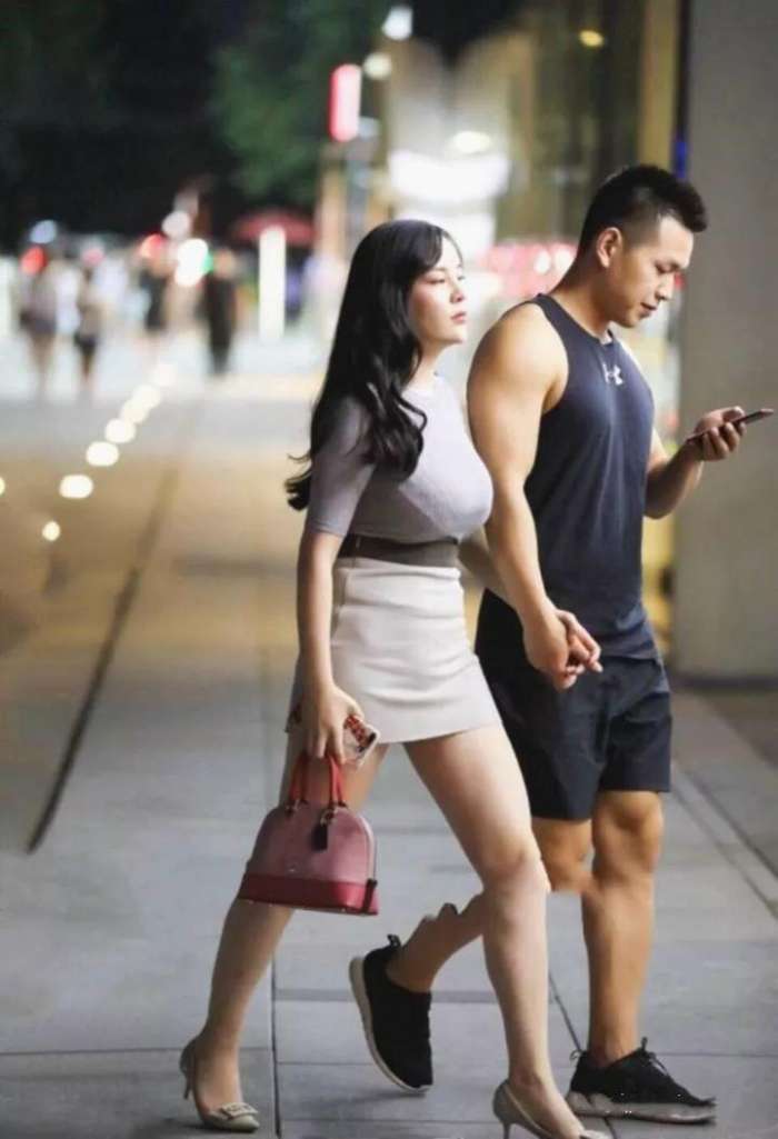 街拍路人:饱满的小少妇穿紧身裙出街,把裙子都穿出了幅度