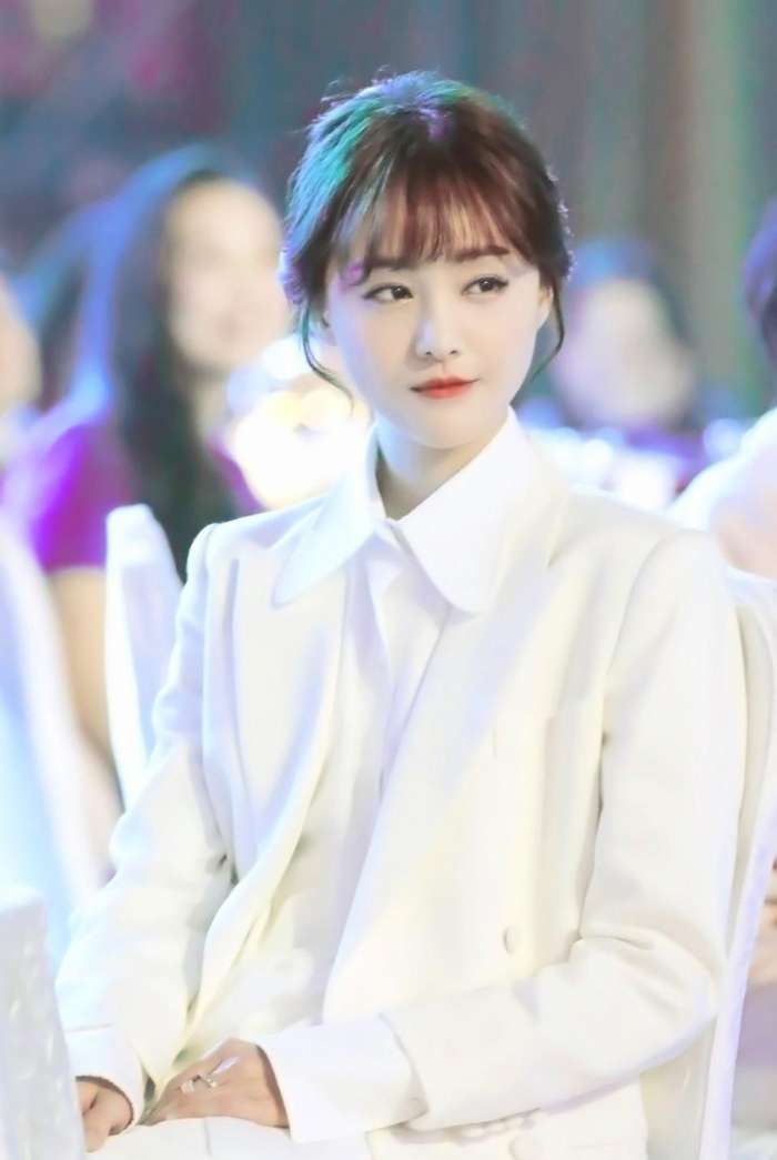 郑爽黑色连帽衫遮掩面容,有人调侃像机甲造型,真实原因让人心疼