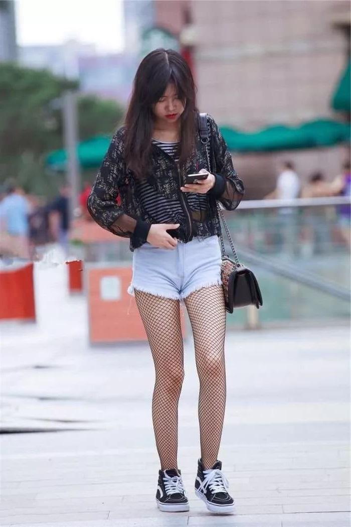 路人街拍热裤搭配网袜小姐姐清纯中带点妩媚