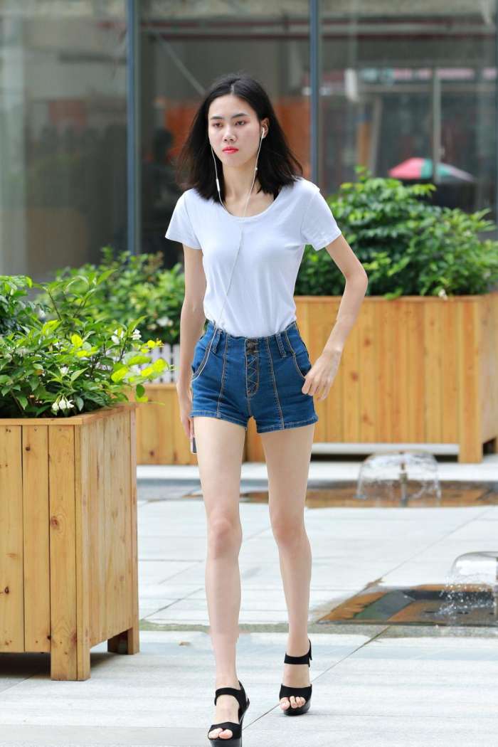 街拍白色t恤配高腰短裤在穿上一双超高跟凉鞋完美