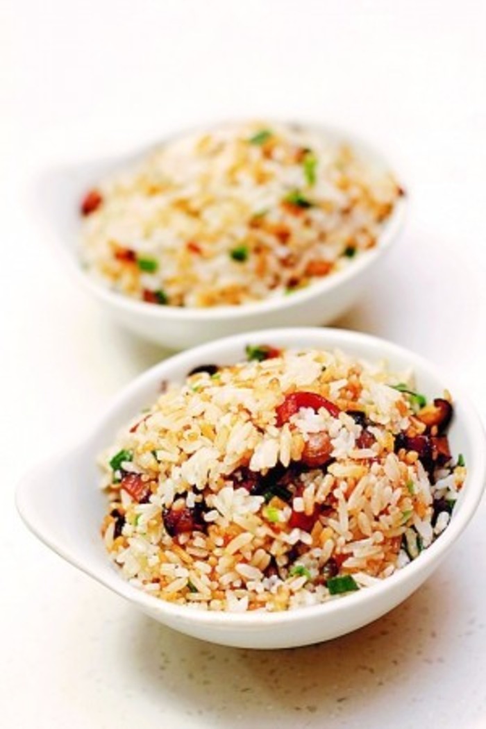 电饭煲跳成保温时,先加火腿,再打上一个蛋,焖10分钟;4.