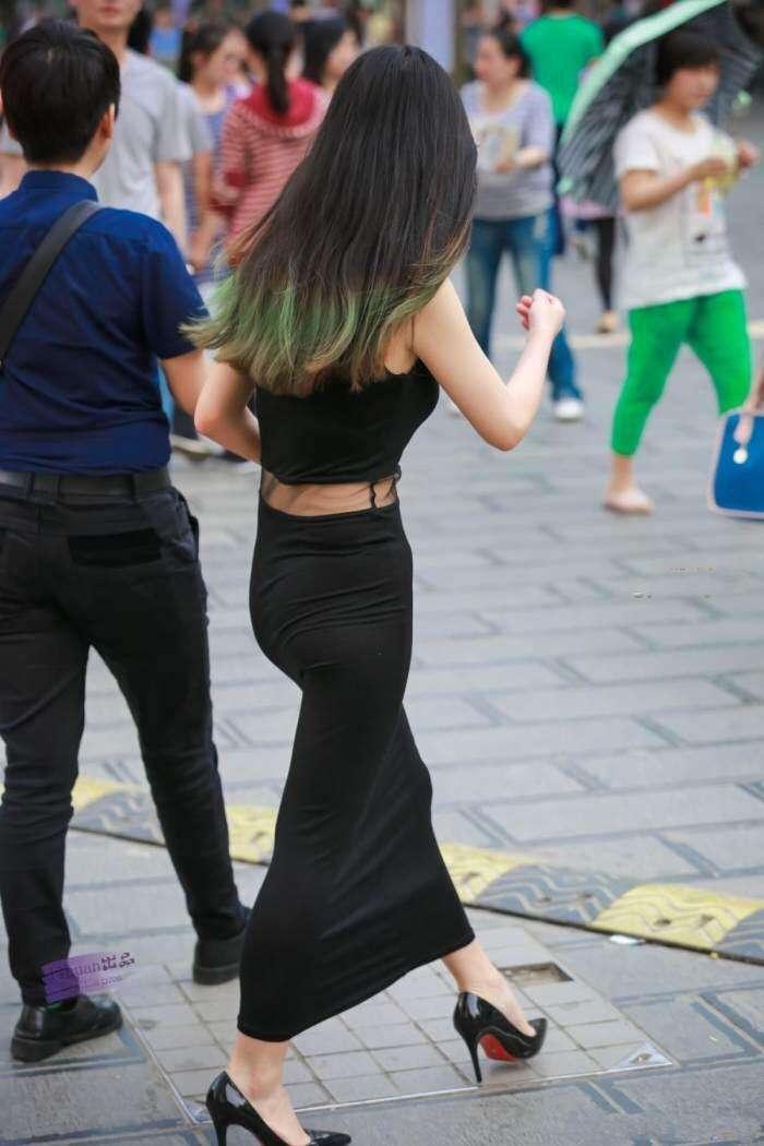 路人街拍: 丰满臂部快要把裙子撑爆了