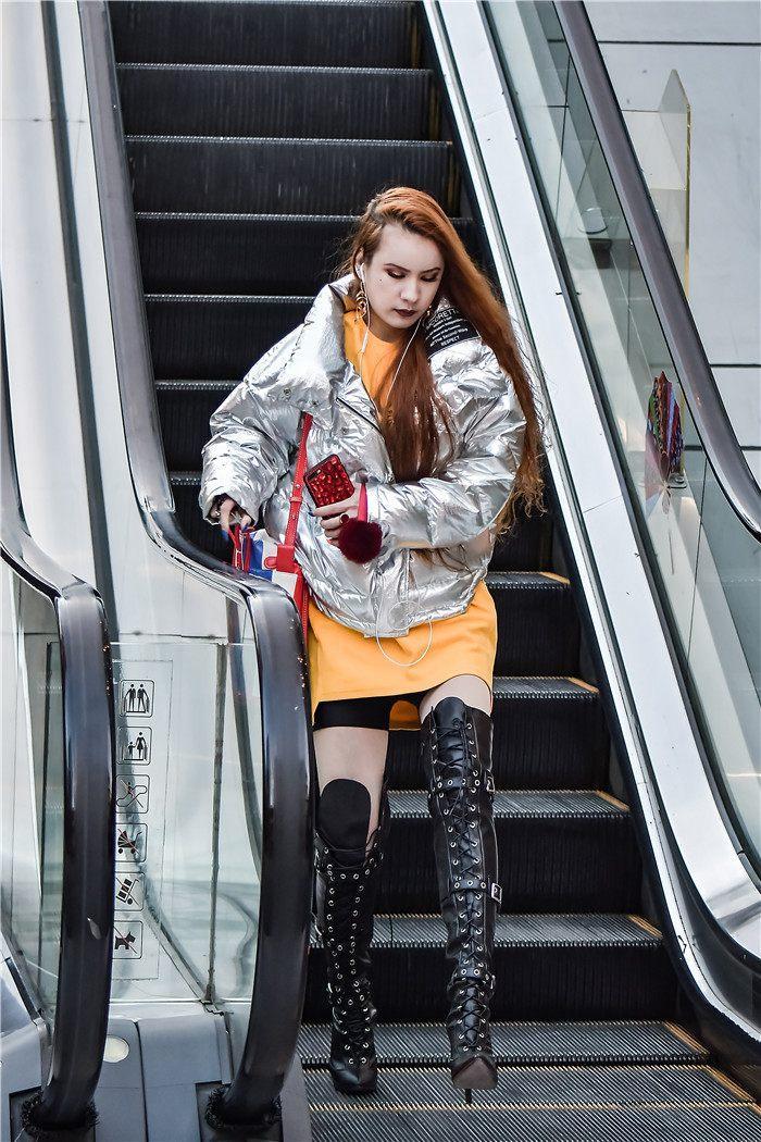 街拍:时尚系带高靴,穿出不同的感觉