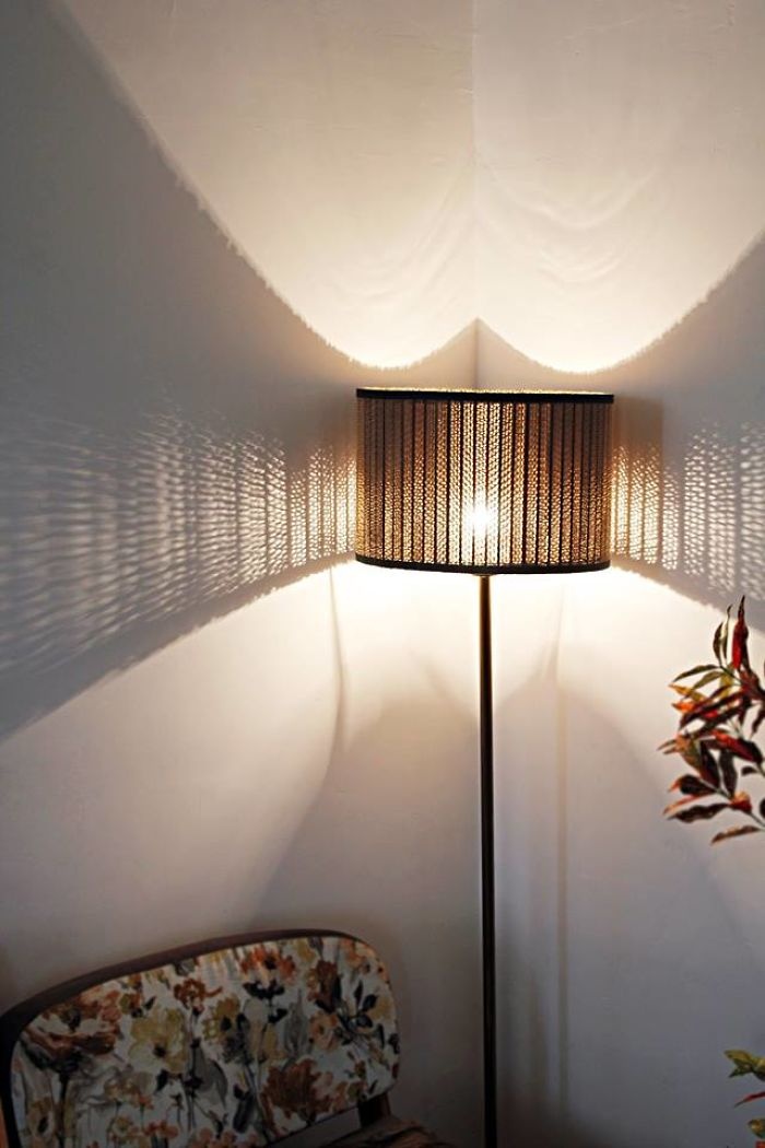 用回收的瓦楞纸板制作出的纸板灯,温馨又环保.