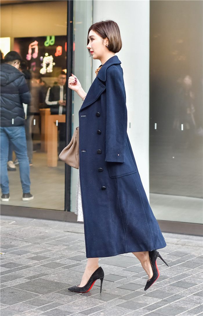 时尚街拍:这呢子大衣,披着穿才有风度