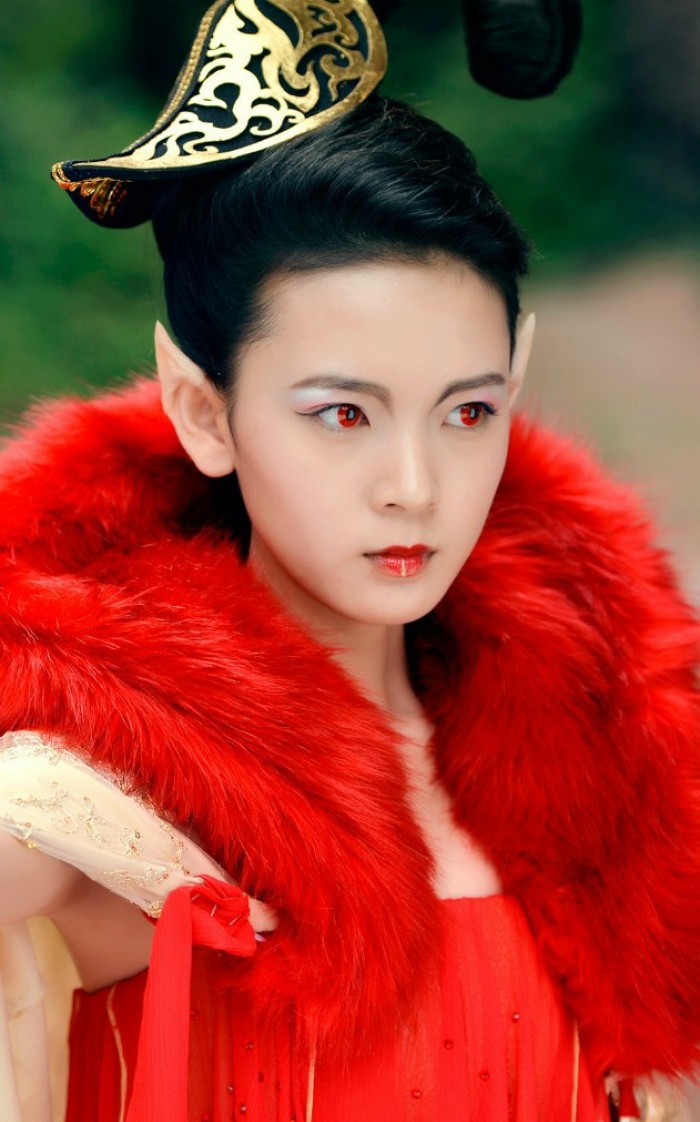 在古装剧《青丘狐传说》中,陈瑶扮演的三尾赤狐花月也是红眼女子,陈瑶