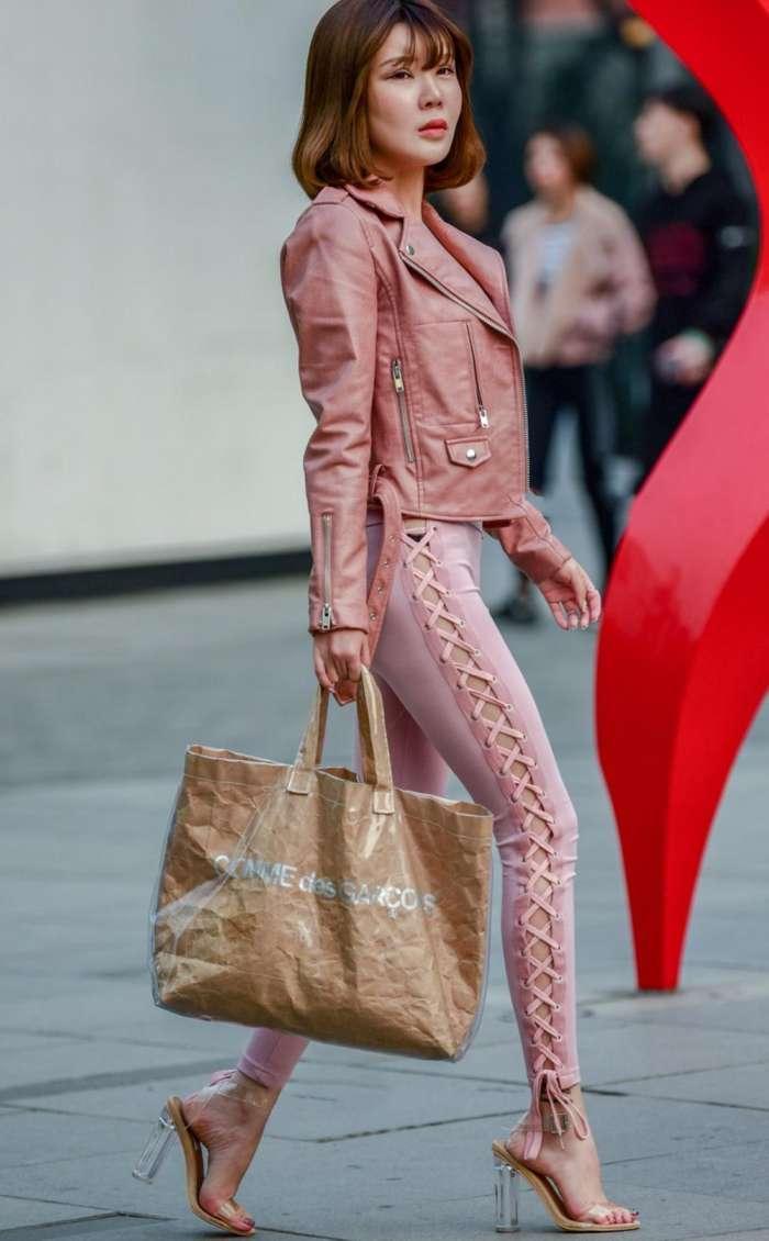 街拍一身粉嫩装扮出街的黄花大闺女衣着时尚新颖有个性