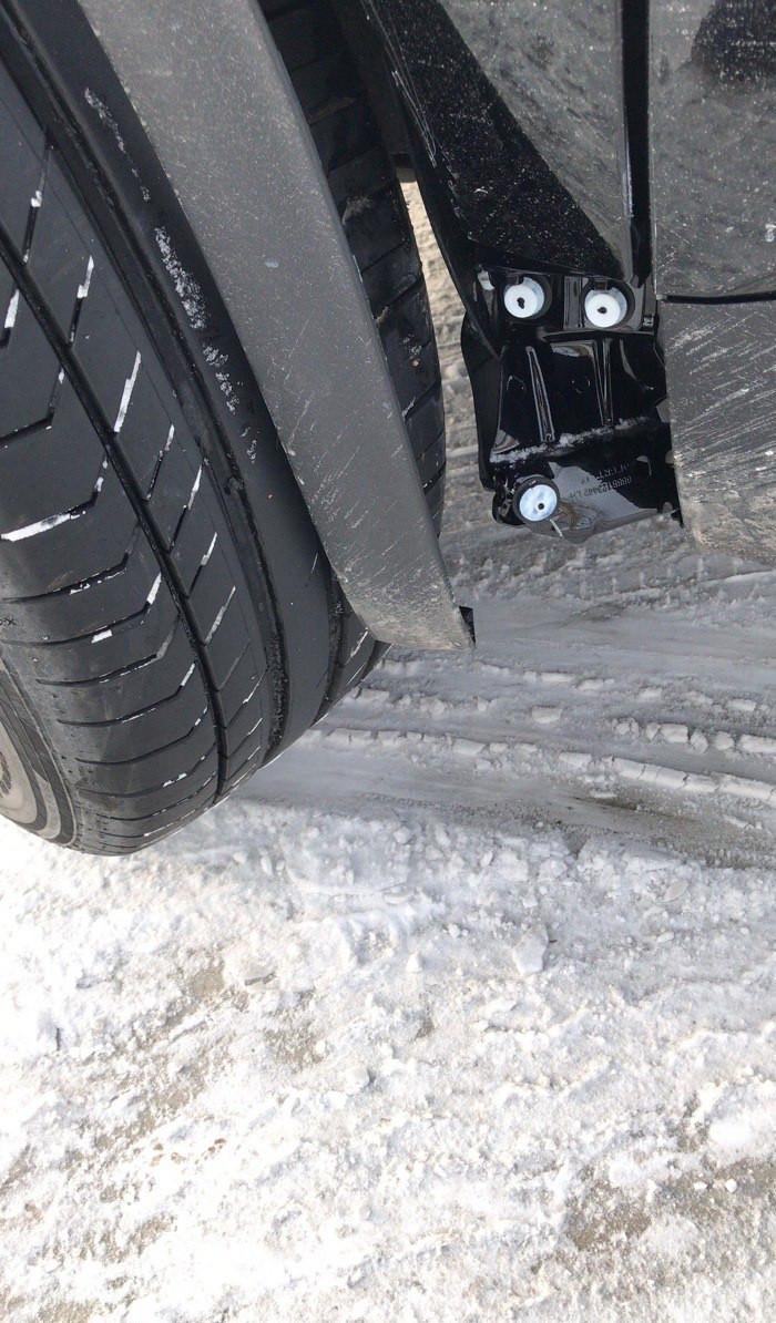 领克01爬上路牙石后大梁弯了, 车主欲哭无泪: 