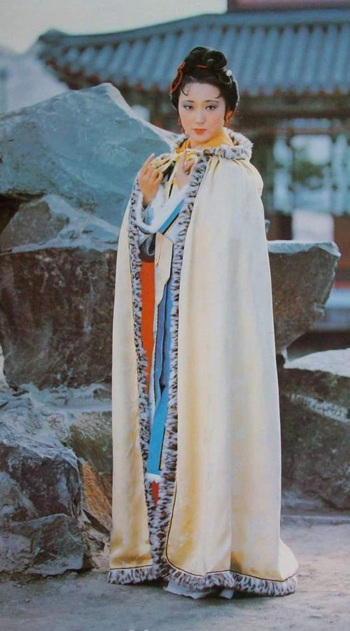 87版林黛玉安静幽美的几幅剧照,惊艳时光,温柔岁月