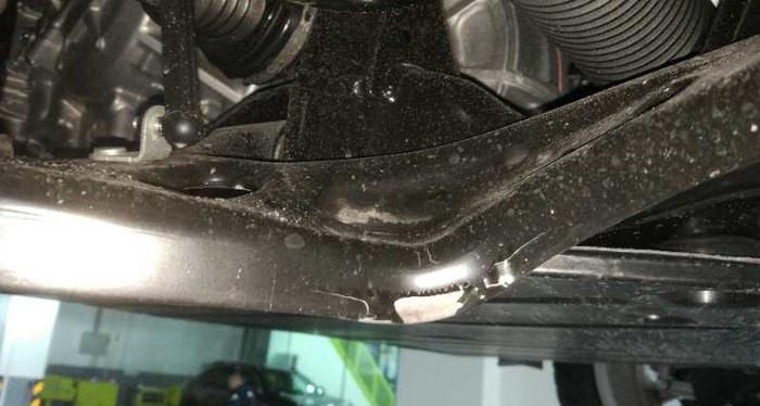 领克01爬上路牙石后大梁弯了, 车主欲哭无泪: 说好的沃尔沃品质呢