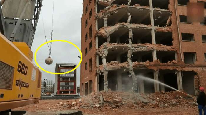 实拍国外人用大铁球拆除楼房, 网友: 降尘工作很到位, 佩服洒水的