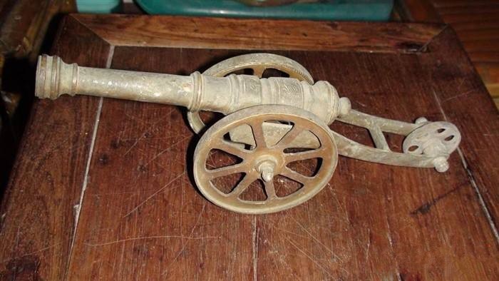 镞上三棱倒钩,遇物钉入,摇烂骨火油神炮.