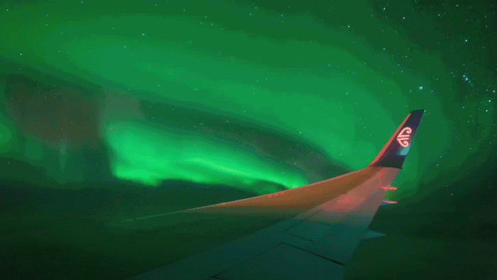 (source: fb @stephen voss) 高空飞行时邂逅一场浪漫绚丽的极光,如同